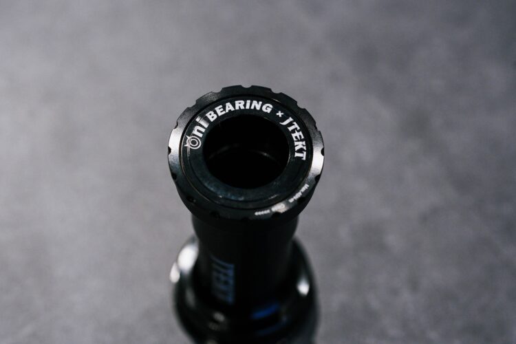 回転性能を追求するカスタム。ONI BEARING搭載ボトムブラケットを取り付けました！