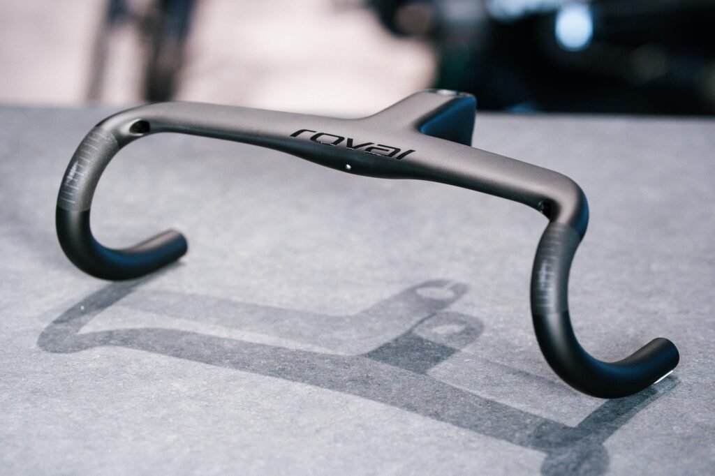 【未使用】ROVAL RAPIDE COCKPIT 380x115MM 一体型 新しく追加されたROVAL RAPIDE COCKPIT の”フレア”モデルが人気です