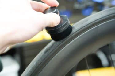 タイヤに塗って乾かすだけ！チタンの鎧-LOAD-が入荷