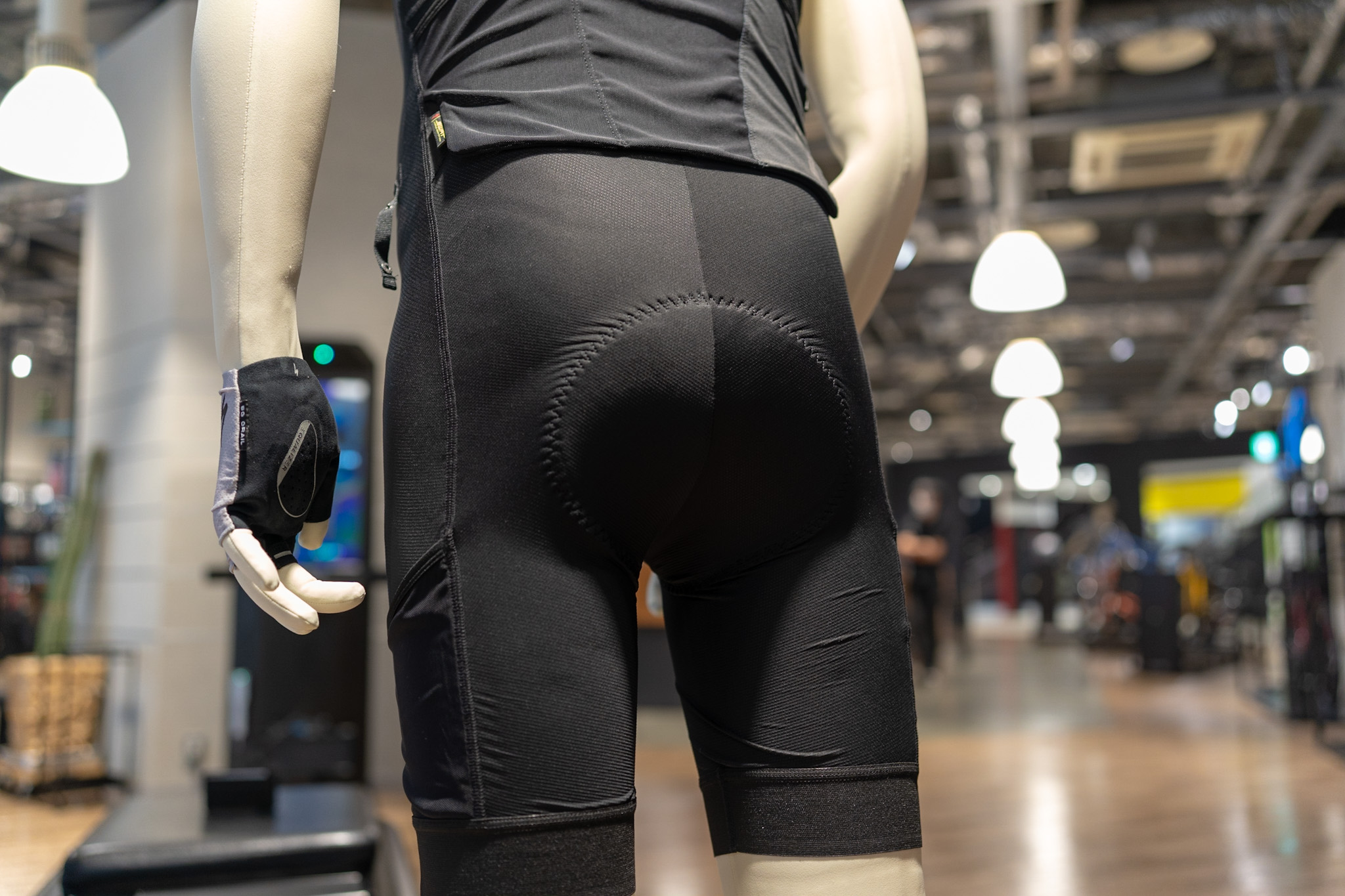 メッシュ素材で涼しく快適なビブショーツ「MEN'S MOUNTAIN LINER BIB SHORTS WITH SWAT」｜Specialized  Store | スペシャライズドストア