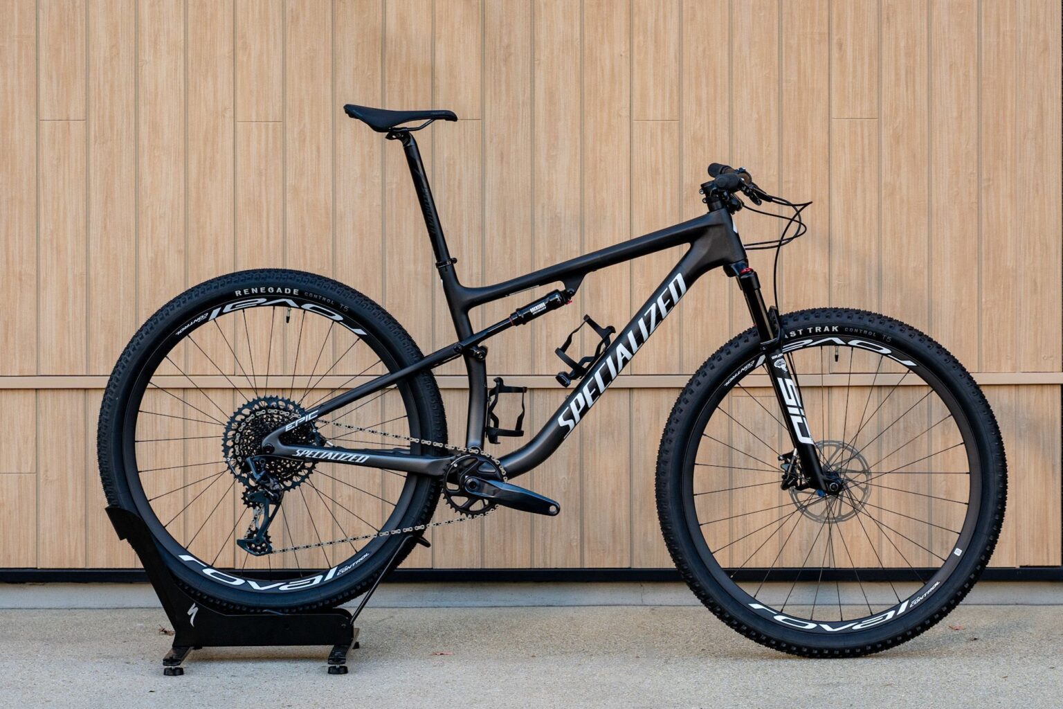 Epic 超軽量フルサスペンションMTB スペシャライズド 江坂 Specialized Esaka