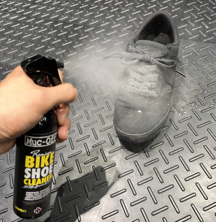 汚れたシューズを簡単クリーニング！ MUC-OFF PREMIUM SHOE CLEANER