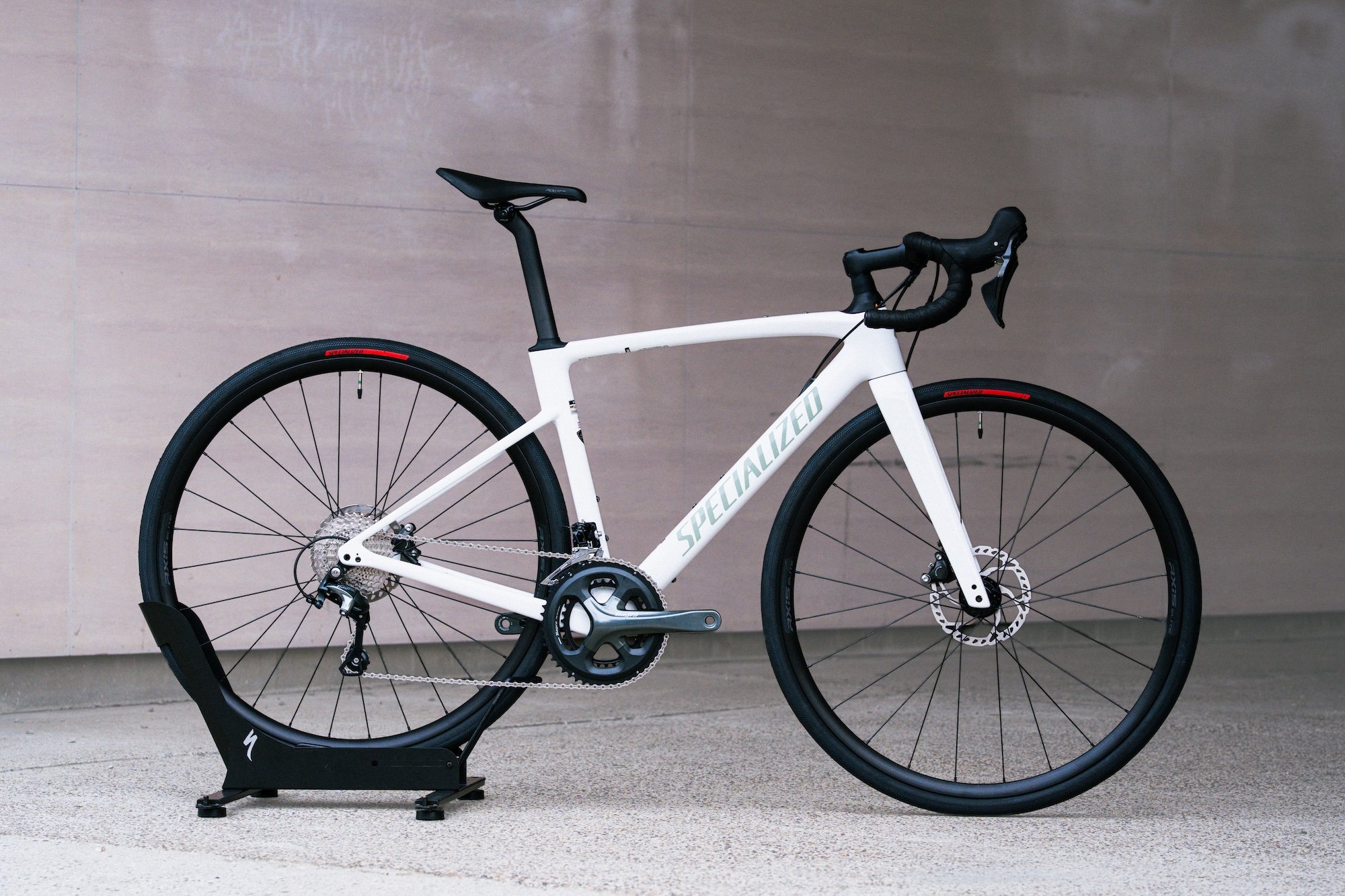 SPECIALIZED ロードバイク 、カーボン、値下げ不可能 30万円以下のカーボンロードバイク！ROUBAIX SL8が入荷