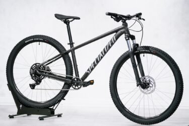 【店頭在庫】街乗りからトレイルまで楽しめる万能MTB、ROCKHOPPER SPORT が入荷しました！