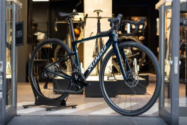 美しいカーボン模様とカラーの深み、Roubaix SL8 Comp 2025年モデル