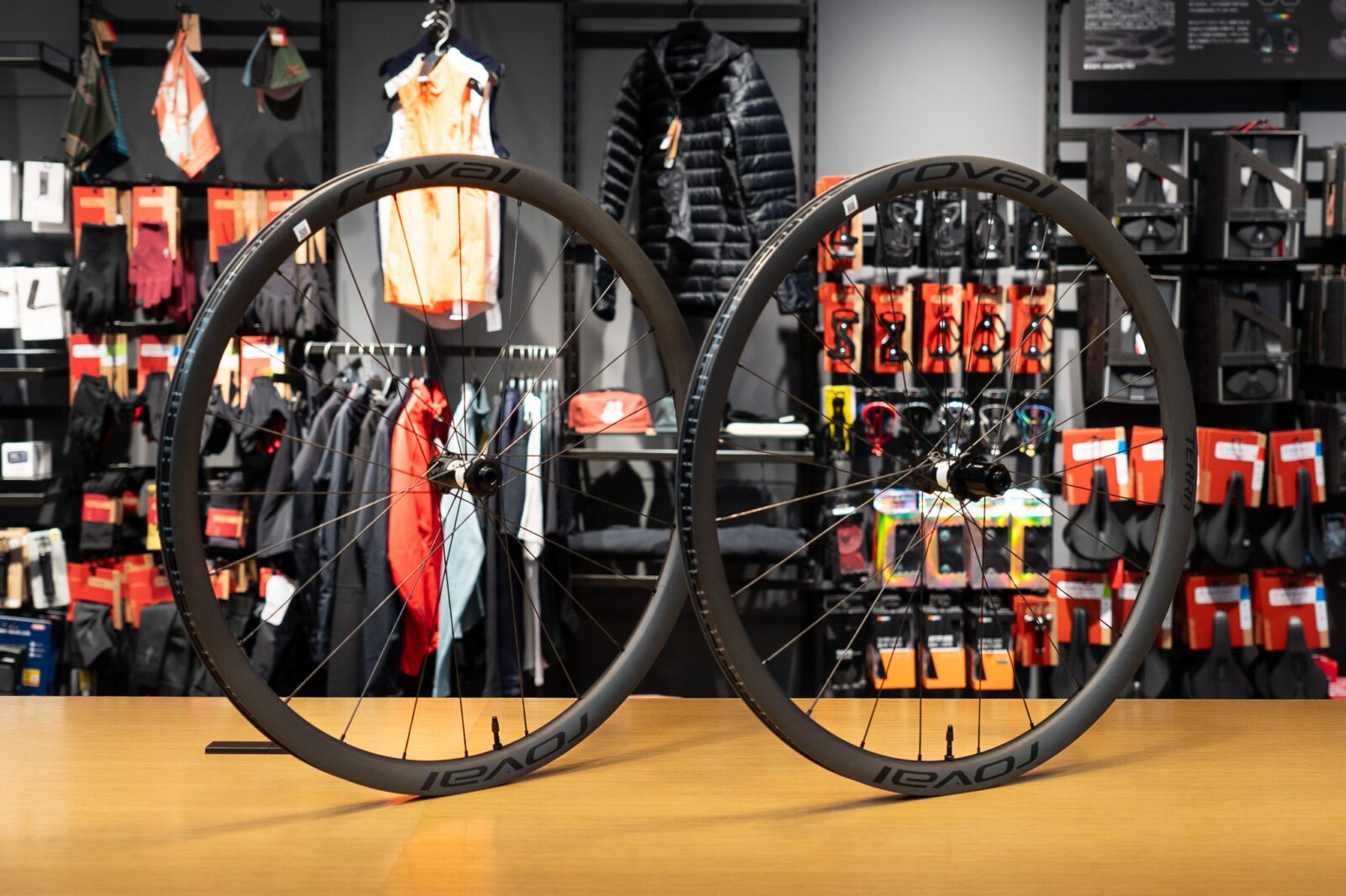 軽さと快適さアップ!Roval Terra CLカーボンホイールでRoubaix SL8 Compをアップグレード。 | スペシャライズド ...
