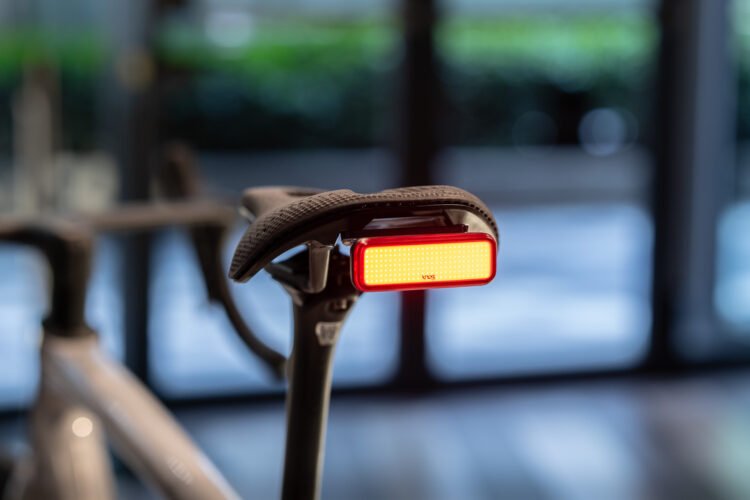 スペシャライズドサドルにスマートに取り付けできるテールライト Knog Blinder link Seat