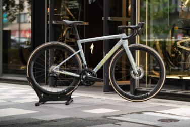 【納車紹介】まるで大理石のようなカラーのS-Works Tarmac SL8をお組み立ていたしました。