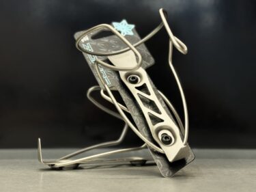 軽さ・強さ・美しさを兼ね備えたボトルケージ