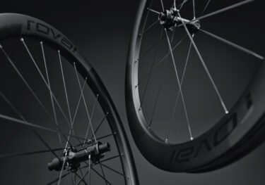 フラット形状が導く、最速のグラベルホイール登場。