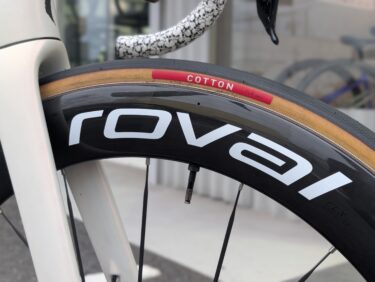 コットンケーシング×チューブレス。新型タイヤ【Cotton TLR】インプレッション