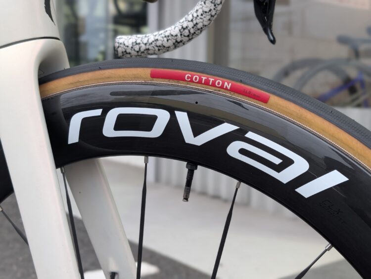 コットンケーシング×チューブレス。新型タイヤ【Cotton TLR】インプレッション