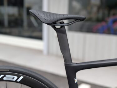 最新ロードバイク【Tarmac SL9】でSL8をパワーアップ！！　新型シートポストのお話