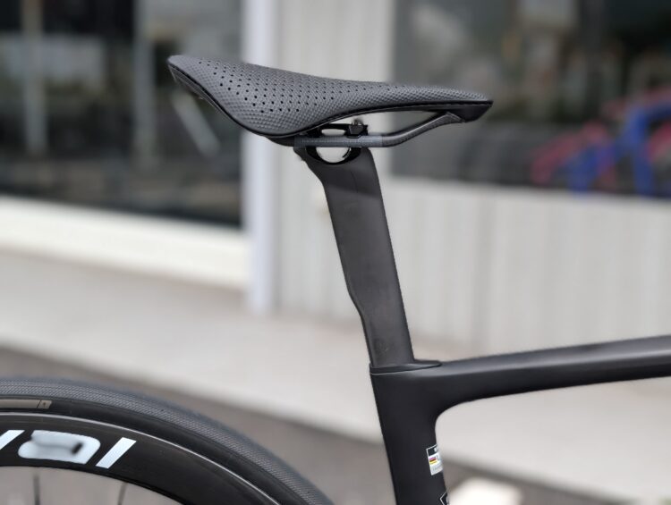最新ロードバイク【Tarmac SL9】でSL8をパワーアップ！！　新型シートポストのお話