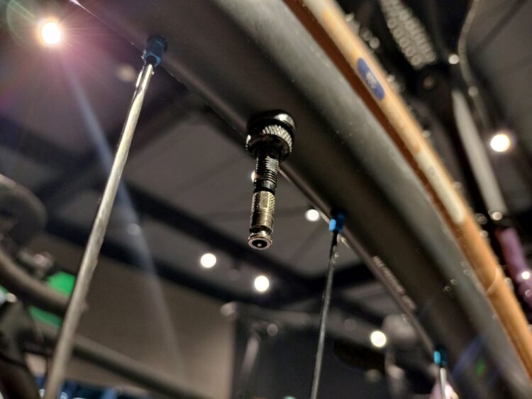 空気入れを楽しくする『CLIK VALVE（クリックバルブ）』は130年の歴史を覆す！