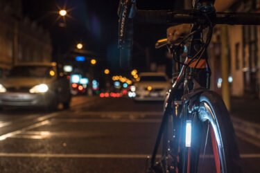 【幕張 Selections】Knog PLUS：どこにでもつけられる、ウェアラブルライト