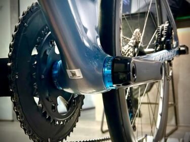 【入荷情報】性能も見た目も妥協しない！ 愛車を彩るTRiPEAKのカラフルなセラミックBB