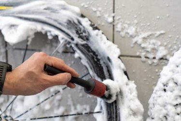 洗車作業で愛車をピカピカに🧼