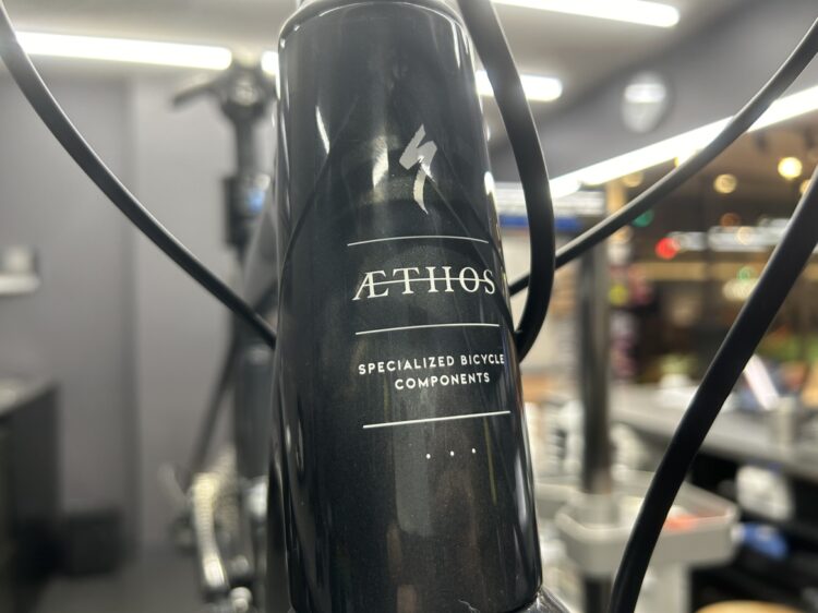 コスパ最強！？AETHOS SPORT に軽量ホイールを付けて展示中！