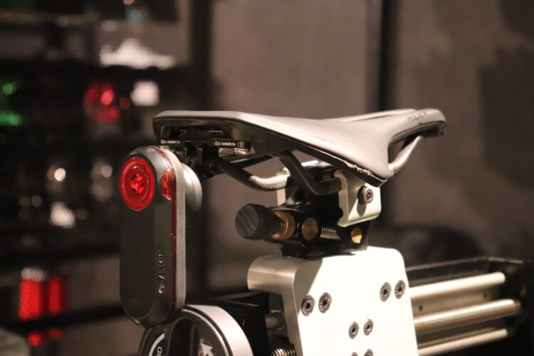 スペシャライズド サドルのリアライト問題を解決