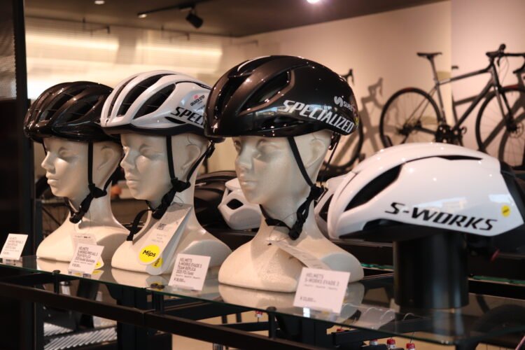 高いヘルメットって何が違う？ 実は「軽さ」だけじゃありませぬ！