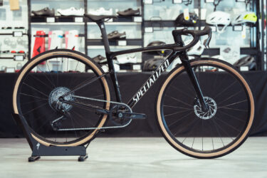 今人気のグラベルロードを徹底比較！DIVERGE 4 COMP と CRUX 5 COMP ― はじめてのグラベルバイク選び