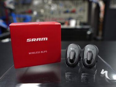 上ハンドルやDHバーにスイッチ増設！「SRAM eTap AXS Wireless Blips」