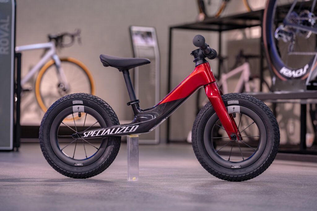 プレゼントにも最適！究極のキッズバイク「Hotwalk」のご紹介 | スペシャライズド 住之江 | Specialized Suminoe