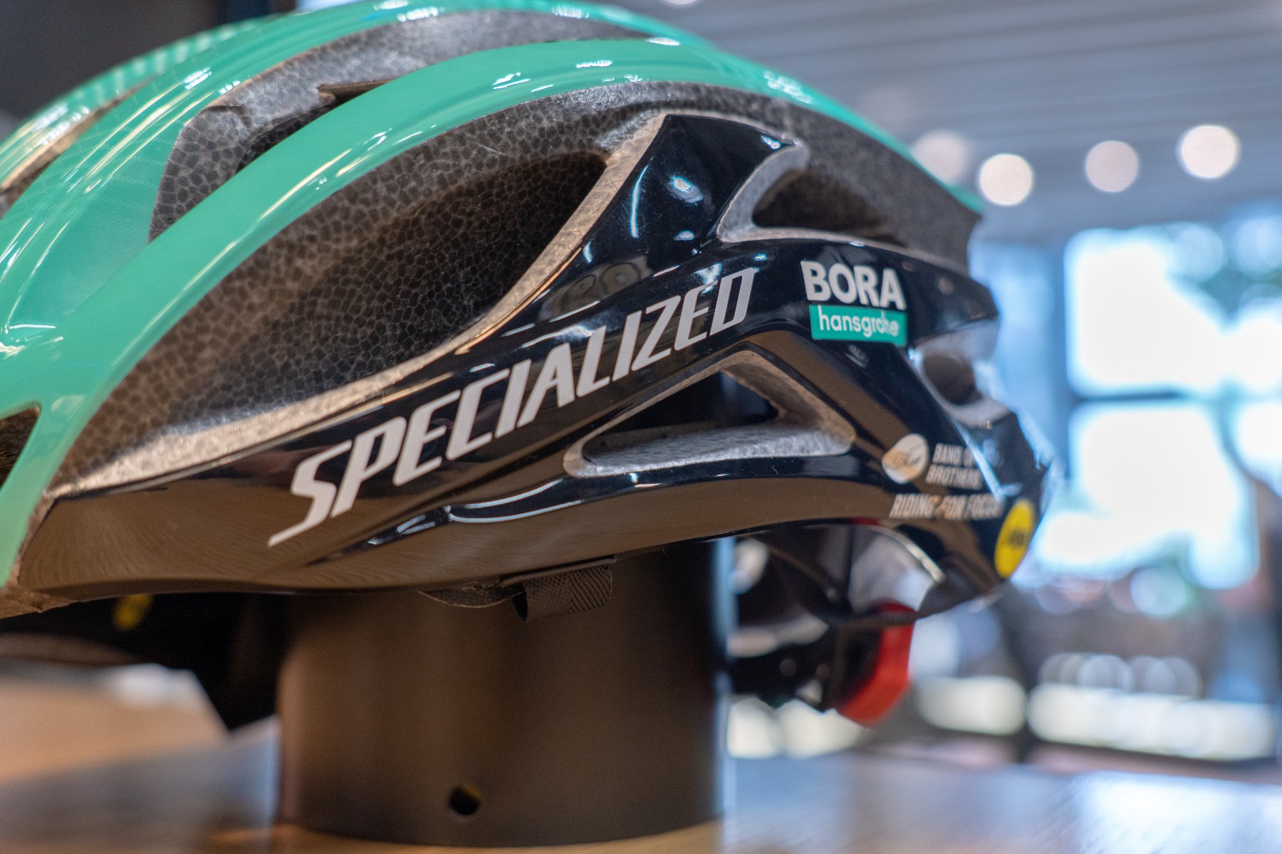 超軽量で通気性抜群のヘルメット、S-Works Prevail Ⅱ Ventチーム 