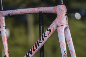 S-Works Tarmac SL8 Frameset カラー：サテンパウダーインディゴ/アンバーグローストラータ/オブシディアン