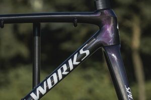 S-Works Tarmac SL8 Frameset カラー：グロスカーボン/マゼンタゴールド/カオスレッドパール/ホワイト