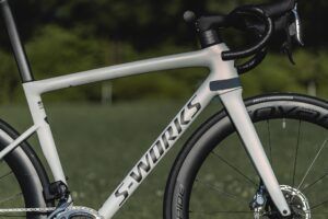 S-Works Tarmac SL8 カラー：サテンフォグティント/グリーンゴーストパール/レッドゴーストパールフェード