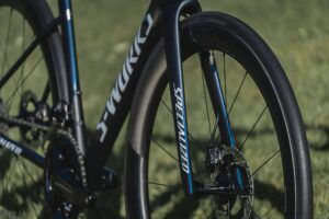 S-Works Tarmac SL8 カラー：サテンカーボン/シナンブルー/シルバー-ブルーパールフェード/ホワイトシルバー